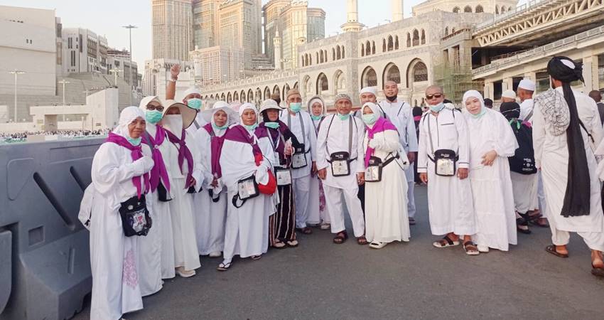Sejumlah jemaah haji Provinsi Gorontalo berfoto dengan latar belakang Tower Zam Zam sebelum melaksanakan tawaf Ifadah di pelataran Ka’bah, Kota Mekkah, Arab Saudi, Selasa (10/6/2025). (Foto : Haris/diskominfotik)