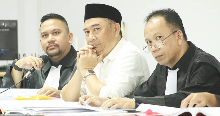 Mantan Bupati Bone Bolango Hamim Pou (tengah) dalam persidangan di PN Gorontalo. (foto : istimewa)