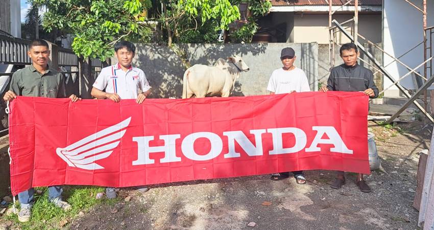 SEMARAK IDULADHA : Daya Adicipta Wisesa menyerahkan hewan kurban dalam rangka Iduladha 1446 hijriah, di Masjid Miftahul Jannah Watutumou. (foto : dok /daw)