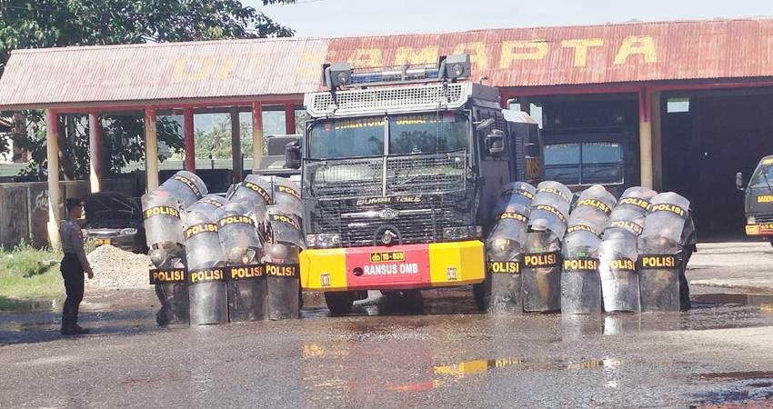 Personel Direktorat Samapta Polda Gorontalo saat melaksanakan latihan pengendalian huru hara (PHH) di halaman Mako Dit Samapta.