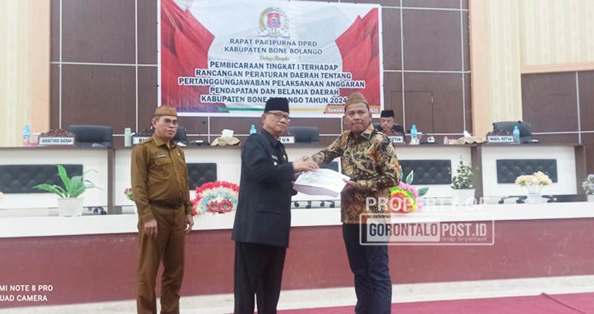 Ketua DPRD Faisal Yunus menerima LPJ APBD 2024 Pemda Bonbol yang diserahkan Bupati Ismet Mile diparipurna pembicaraan tingkat I kemarin. (Foto Caisar/GP)