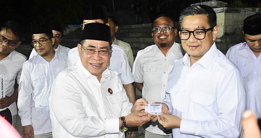 Dewan Pembina Partai Gerindra Gorontalo, Adhan Dambea ketika menyerahkan KTA kepada Indra Gobel.