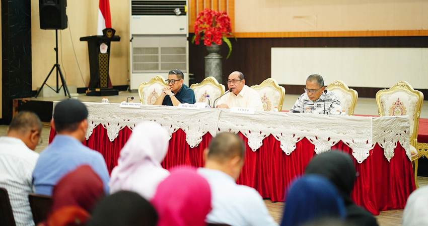 Wali Kota Gorontalo, Adhan Dambea ketika memimpin rapat kerja yang diikuti seluruh pimpinan OPD, camat dan lurah, Senin (23/6/2025) malam, di Bandayo Lo Yiladia (BLY). (Foto: Prokopim)