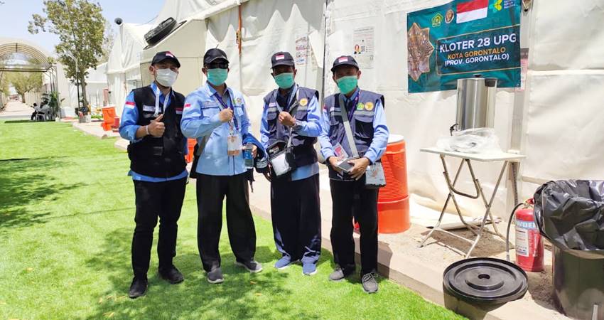 Petugas haji daerah Kloter 28 UPG, saat mengecek tenda jemaah haji asal Gorontalo untuk pelaksanaan fase Armuzna saat puncak pelaksanaan ibadah haji 1446 Hijriah. (foto : dok / gorontaloprov.go.id)