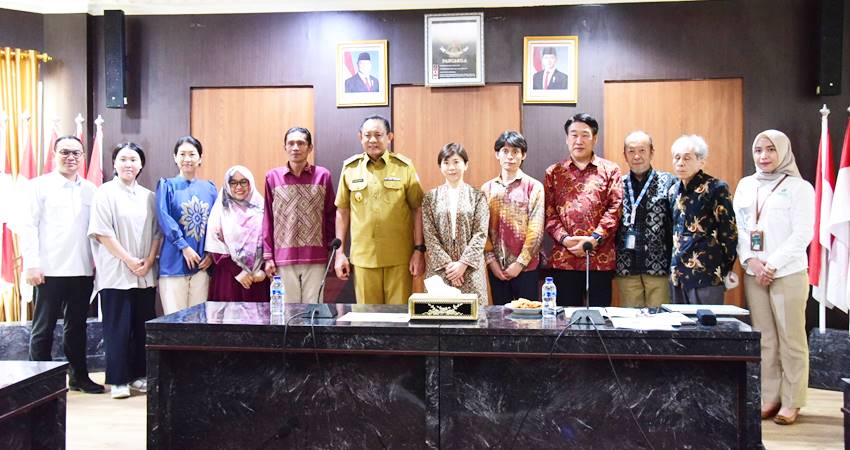 GUBERNUR Gorontalo Gusnar Ismail bersama perwakilan JICA dan Fordas Gorontalo foto bersama usai pertemuan di kantor gubernur, Senin (16/6). (foto : dok / diskominfotik)