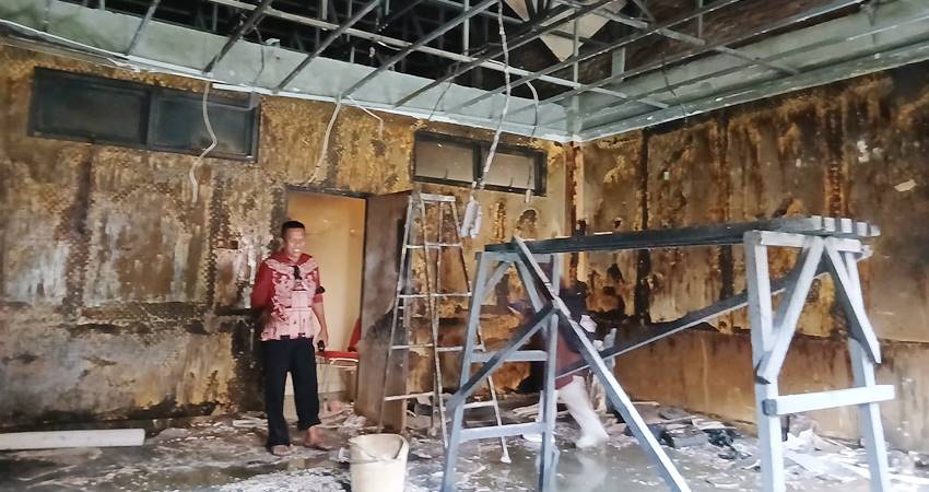 Kondisi ruang studio di MTS Negeri 1 Kota Gorontali yang terbakar, diduga arus pendek Rabu (4/6/2025). (Foto : Siti Nurhalisa pobela/Mg/ Gorontalo Post)