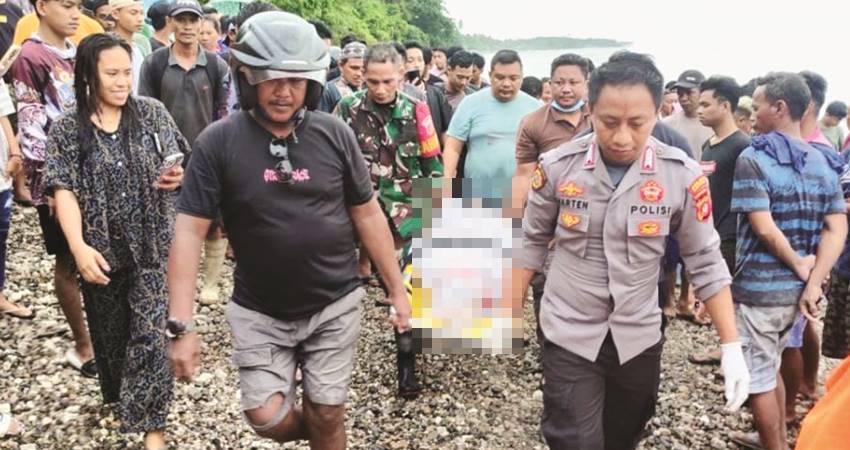 Polisi dan TNI beserta warga, saat melakukan evakuasi terhadap jenazah yang ditemukan di tepi laut di Desa Pelita Jaya. (foto : istiewa)
