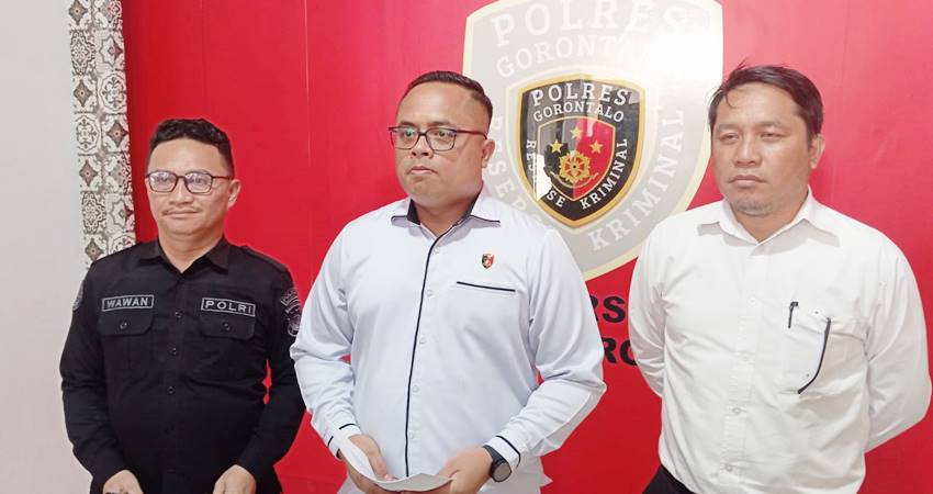Kepala Satuan reserse dan kriminal Polres Gorontalo, IPTU Faisal memberikan pernyataan pers terkait penetapan tersangka oknum komisioner KPU, Senin (16/6). (foto : istimewa)