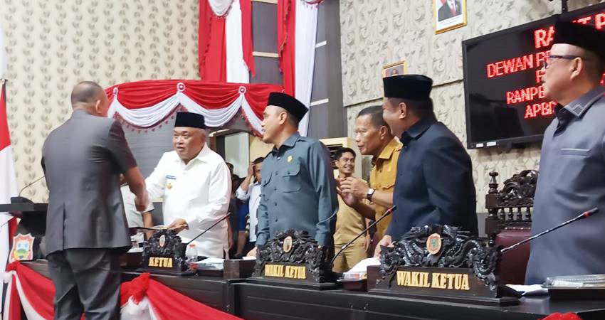 TERIMA. Wakil Bupati Tony S Junus saat menerima pandangan fraksi pada paripurna tingkat l