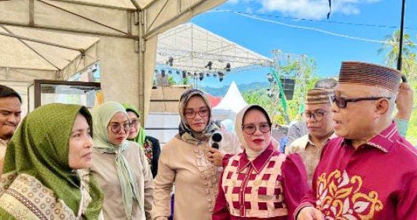 APRESIASI. Bupati Gorontalo Sofyan Puhi didampingi Ketua TP PKK Maryam Puhi Pago saat melakukan tanya jawab dengan salah satu pengrajin karawo