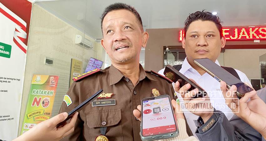 Kejari Kota Gorontalo, Edy Hartoyo saat diwawancara awak media, Selasa (17/6/2025). (F. Diyanti/Gorontalo Post)