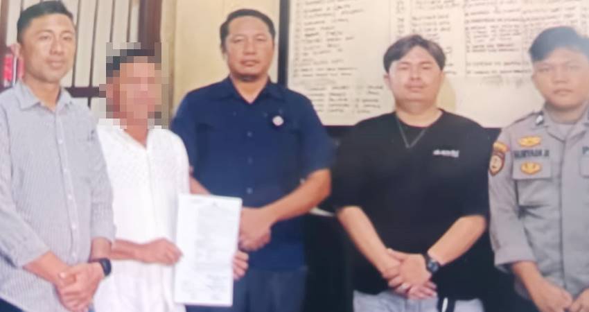 Oknum Komisioner KPU Kota Gorontalo, JY, saat akan dimasukkan ke dalam sel tahanan Polres Gorontalo usai ditetapkan tersangka.