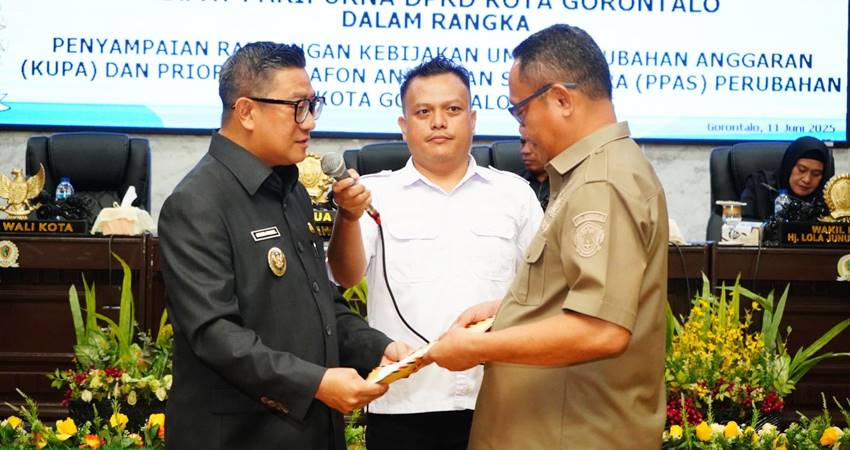 Wakil Wali Kota Gorontalo, Indra Gobel ketika menyerahkan dokumen rancangan KUA PPAS APBD-P tahun 2025 kepada Ketua DPRD Kota Gorontalo, Irwan Hunawa, Rabu (11/6/2025). (Foto: Prokopim)