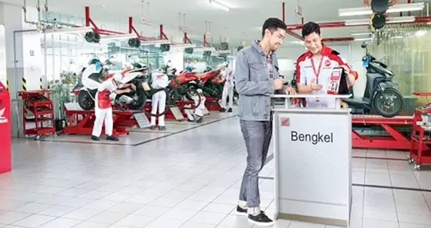 GRATIS - Pemilik sepeda motor honda mendapatkan layanan servis dan ganti oli gratis dengan memanfaatkan Kupon Perawatan Berkala di bengkel resmi honda. (foto : dok / ahm)