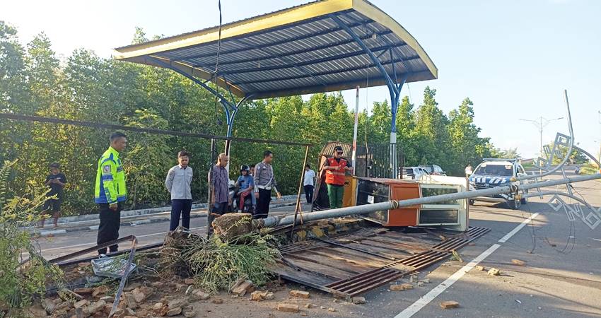 Satu unit mobil mini bus jenis Wuling Confero, menabrak fasilitas umum berupa loket pintu masuk pantai pohon cinta.