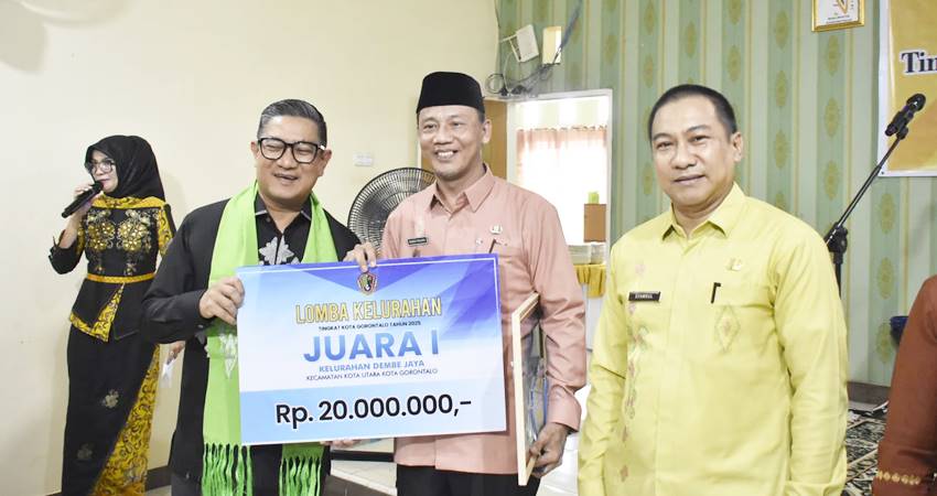 Wakil Wali Kota Gorontalo, Indra Gobel ketika melakukan foto bersama dengan pemenang lomba kelurahan tingkat Kota Gorontalo, Kamis (12/6/2025). (Foto: Prokopim)