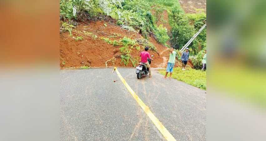 Jalan yang menghubungkan kecamatan Mootilango kabupaten Gorontalo dengan Kecamatan Anggrek, Kabupaten Gorontalo Utara di Desa Huyula, tertutup longsor, Selasa (3/6).