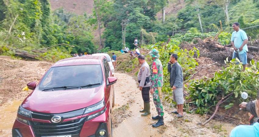 Longsor melanda wilayah Kecamatan Botumoito, Kabupaten Boalemo. Beruntung dalam peristiwa ini tidak ada korban jiwa, namun arus lalu lintas sempat mengalami kemacetan.