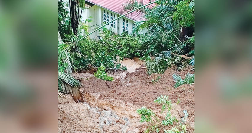 Material longsor menimpa gedung Puskesmas Telaga Puncak, Desa Dulamayo Selatan, Ahad (1/6). (foto : istimewa)