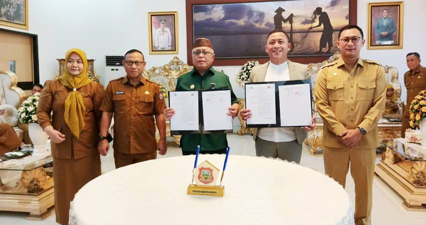 MOU. Bupati Gorontalo Sofyan Puhi saat memperlihatkan bukti kerjasama dengan BRI