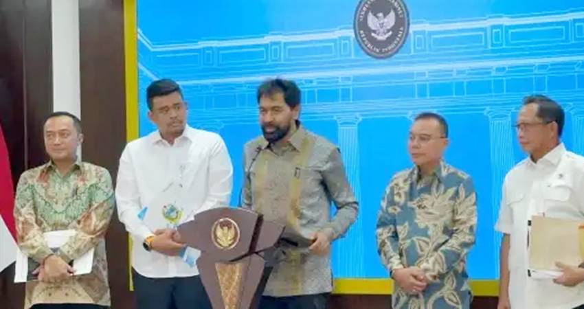 MILIK ACEH : Gubernur Aceh Muzakir Manaf memberikan keterangan pers disaksikan Mendagri Tito Karnavian usai rapat terbatas terkait kepemilikan empat pulau, Selasa (17/6).