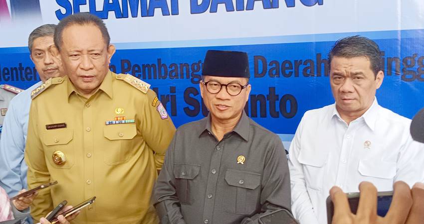 Menteri Desa-PDT Yandri Susanto didampingi Wakil Menteri Desa-PDT, Ahmad Riza Patria, dan Gubernur Gorontalo Gusnar Ismail, memberikan keterangan pers pada kegiatan dialog percepatan pembentukan koperasi desa di Gorontalo, Selasa (16/6). (foto : Saraswati Usman/mg/ gorontalopost)