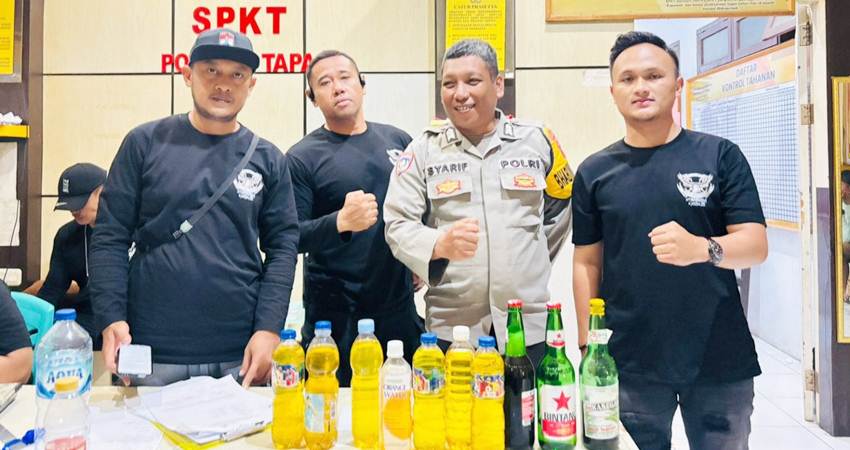 Personel Polsek Tapa berhasil mengamankan sejumlah minuman keras (Miras) berbagai jenis saat pelaksanaan razia.