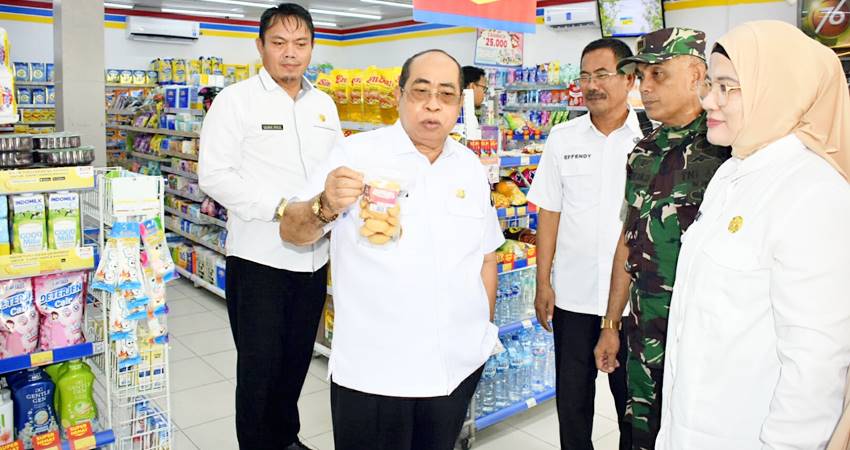 Wali Kota Gorontalo, Adhan Dambea ketika meninjau ketersediaan bahan pokok menjelang Idul Adha di salah satu ritel modern yang ada di Kota Gorontalo beberapa waktu yang lalu. (Foto: Prokopim)