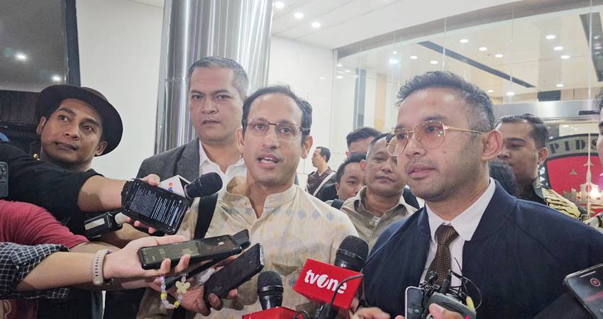 MantanMendikbudristek Nadiem Makarim, usai menjalani pemeriksaan sebagai saksi dugaan korupsi pengadaan laptop chromebook di Kejagung, Jakarta Selatan, Senin (23/6).