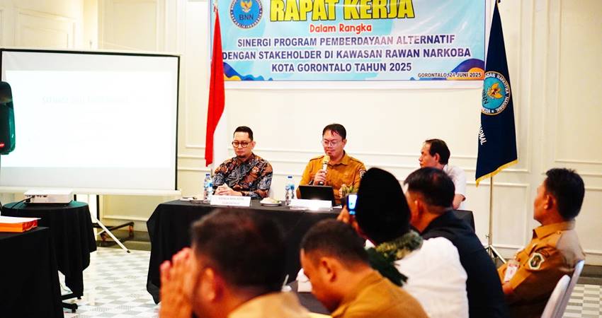 Pelaksanaan rapat kerja sinergi program pemberdayaan alternatif di kawasan rawan narkoba yang digelar BNN Kota Gorontalo pada Selasa 24 Juni 2025 di Roemah Marly. (Foto: Kominfo)