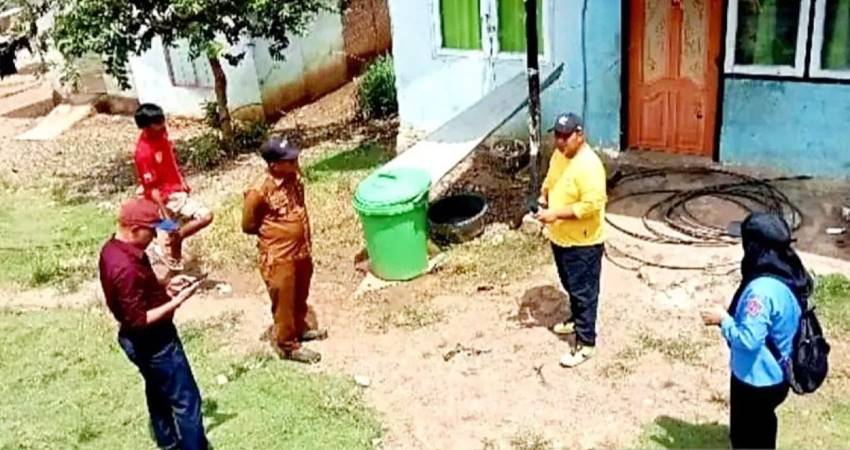 Anggota DPRD Gorut memfasilitasi pertemuan antara warga Desa Monas bersana Perumda Tirta Gerbang Emas terkait pemutusan air. (foto : dok /pribadi)