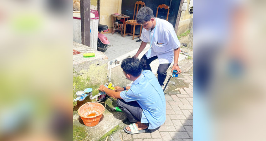 Petugas Perumda Muara Tirta tengah bertugas. (Foto: Perumda Muara Tirta)