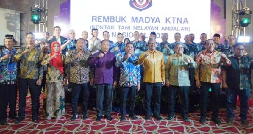 FOSE. Asisten ll Darwin Romi Syahrain saat foto bersama seusai pelaksanaan rembug Madya KTNA