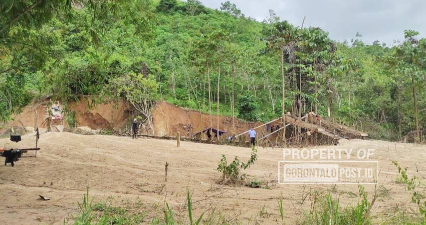 Kondisi lokasi PETI di Desa Batu Kramat yang sudah rusak parah dan menjadi penyebab utama banjir di wilayah Kecamatan Wonosari. (Foto: Roy/Gorontalo Post).