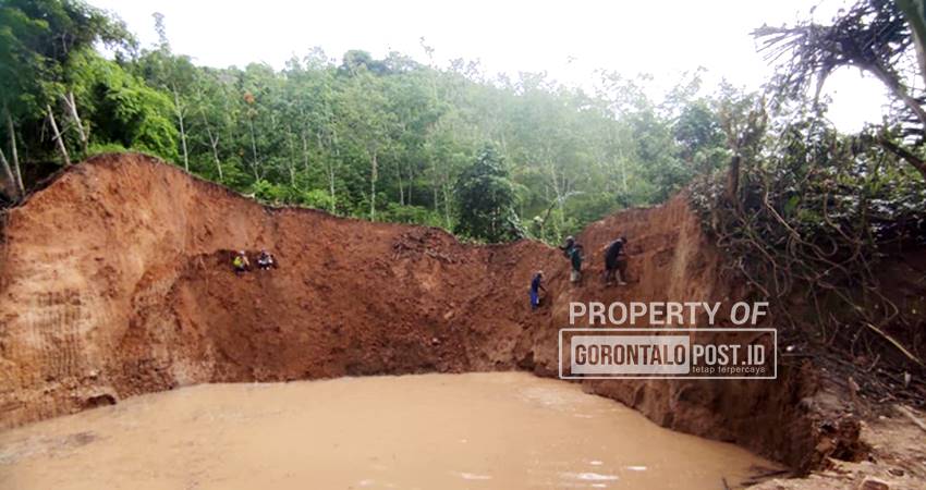 Lokasi pertambangan di lahan HGU perkebunan karet milik PT Pabrik Gula Gorontalo di Desa Batu Kramat Kecamatan Wonosari Kabupaten Boalemo yang saat ini sudah rusak parah akibat dirambah PETI. (Foto: Roy/Gorontalo Post).