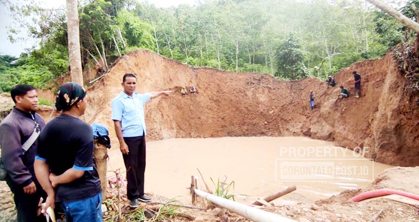 Lokasi pertambangan di lahan HGU perkebunan karet milik PT Pabrik Gula Gorontalo di Desa Saripi dan Batu Kramat Kabupaten Boalemo yang saat ini sudah rusak parah akibat dirambah PETI. (Foto: Roy/Gorontalo Post).