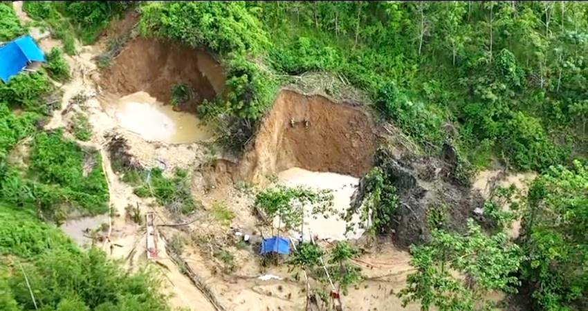 Foto dari udara kondisi PETI di Desa Batu Kramat, Boalemo, tampak terdapat kubangan raksasa akibat penggalian tambang yg dilakukan secara tradisional