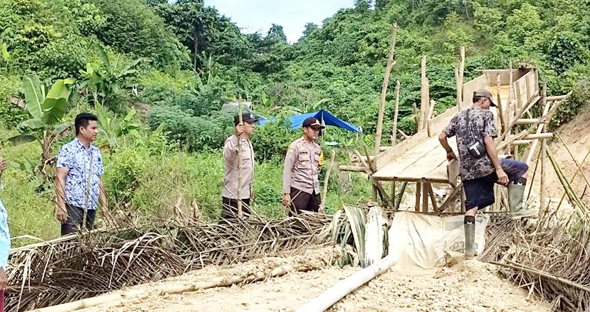 Kapolsek Paguyaman Iptu Juwari, S.H., bersama anggotannya saat menertibkan PETI di yang masih berlangsung di Desa Batu Keramat, Kecamatan Paguyaman, Kabupaten Boalemo.