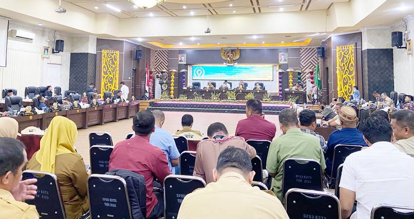 Rapat paripurna pandangan umum fraksi terhadap LKJP APBD Anggaran 2024, Senin (23/5/6/2026) (F. Humas Dekot)