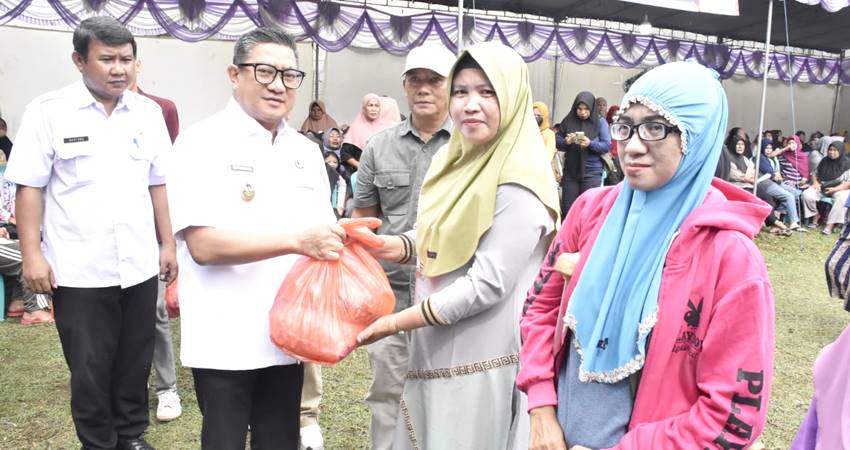 Wakil Wali Kota Gorontalo, Indra Gobel didampingi Plh Kepala Dinas Perdagin, Haryono Suronoto pada kegiatan pasar murah bersubsidi, Rabu (4/6/2025). (Foto: Prokopim)