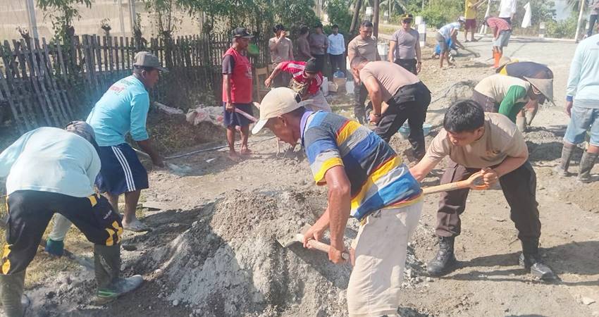 Personel Polsek Wonosari bersama dengan masyarakat melakukan perbaikan jalan di Desa Harapan, Kecamatan Wonosari.