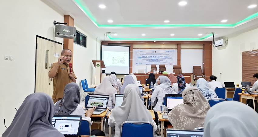 Suasana pelatihan pembelajaran digital pada guru dan tenaga kependidikan di MTs Negeri 1 Kota Gorontalo. Selasa, (10/6/2025). (F. Julianti/Mg Gorontalo Post)