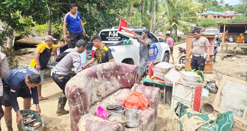 Para personel Polres Pohuwato bersama masyarakat, saat melakukan pembersihan lumpur pasca banjir bandang yang menerjang Kecamatan Wanggarasi.