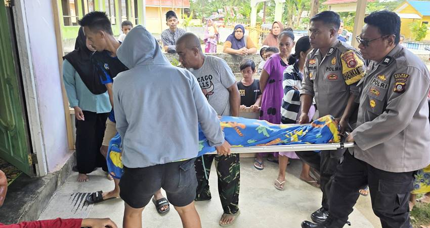 Personel TNI Polri dan masyarakat, melakukan evakuasi terhadap korban meninggal dunia yang ditemukan di bawah jembatan.