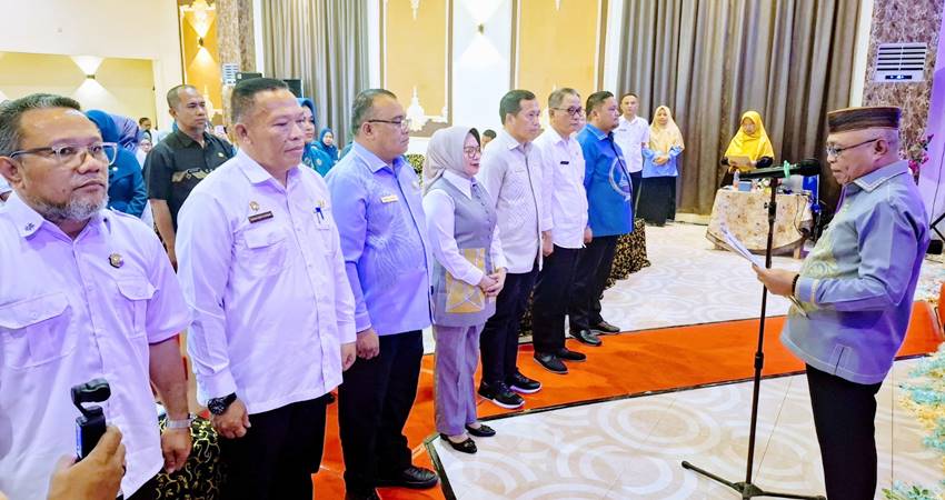:PENGUKUHAN. Bupati Gorontalo Sofyan Puhi mengukuhkan pengurus pembina posyandu tingkat Kabupaten Gorontalo