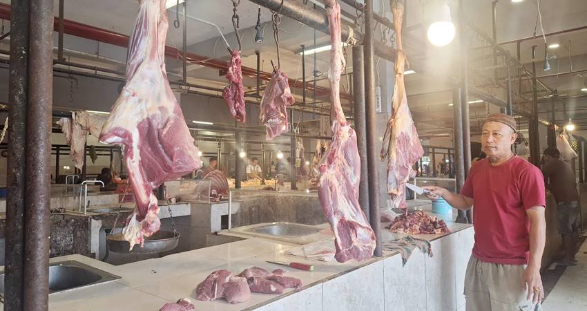 Feri yang merupakan salah seorang pedagang daging sapi di Pasar Sentral Kota Gorontalo, tetap menjaga kestabilan harga meski permintaan mulai menurun usai Idul Adha, Minggu (15/6/2025). (F. Julianti/ Magang Gorontalo Post)
