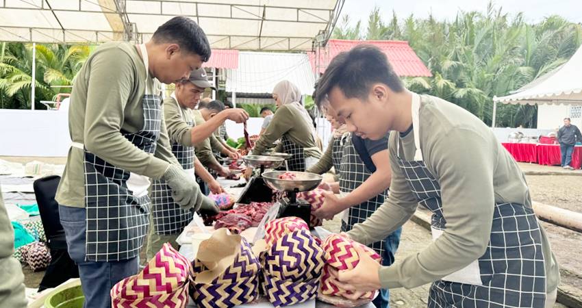 Pertamina Patra Niaga Sulawesi, membagikan daging hewan kurban dengan menggunanakan besek bambu. (foto : dok /pertemina)