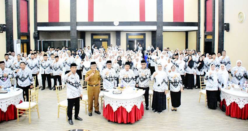 Wali Kota Gorontalo, Adhan Dambea dan Wakil Wali Kota Gorontalo, Indra Gobel ketika melakukan foto bersama dengan anggota dan pengurus PGRI Kota Gorontalo di sela-sela kegiatan konferensi ke-V PGRI, Selasa (3/6/2025)