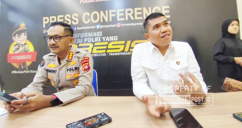 Direktur Reskrimsus Kombes Pol Maruly Pardede didampingi Kabid Humas KOmbes Pol Demond Harjendro saat jumpa pers di ruang Humas Polda Gorontalo,Rabu (11/6). (Foto: Natharahman/Gorontalo Post)