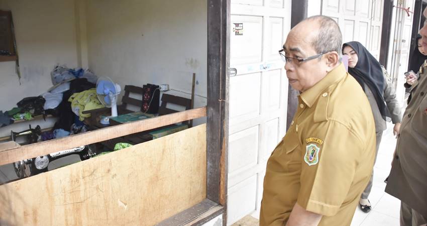 Wali Kota Gorontalo, Adhan Dambea ketika melihat kondisi Pasar Satya Praja, Senin (16/6/2025). (Foto: Prokopim)
